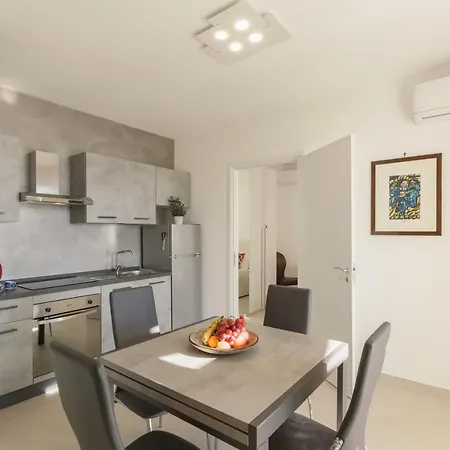 Elena - Two Luxury Suites, Garden & Fast Wi-fi Near The Sea *