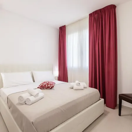 Elena - Two Luxury Suites, Garden & Fast Wi-fi Near The Sea *
