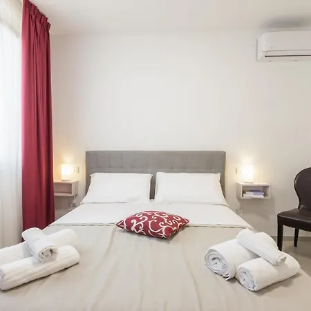 Elena - Two Luxury Suites, Garden & Fast Wi-fi Near The Sea Appartement