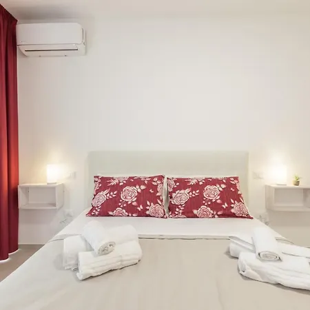 Elena - Two Luxury Suites, Garden & Fast Wi-fi Near The Sea