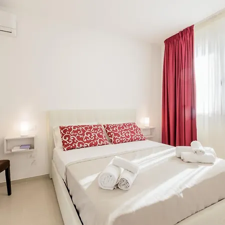 Elena - Two Luxury Suites, Garden & Fast Wi-fi Near The Sea