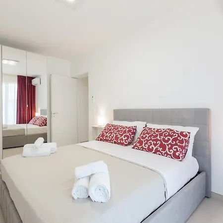 Elena - Two Luxury Suites, Garden & Fast Wi-fi Near The Sea *