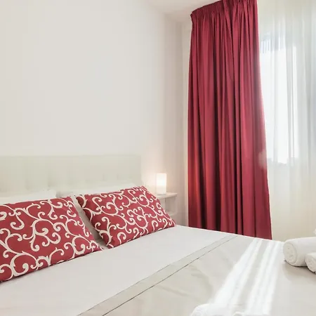 Elena - Two Luxury Suites, Garden & Fast Wi-fi Near The Sea *
