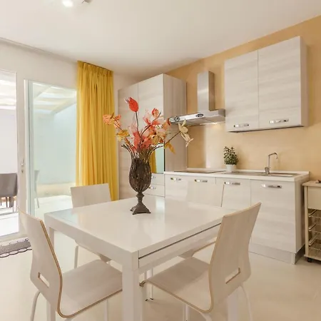Elena - Two Luxury Suites, Garden & Fast Wi-fi Near The Sea Appartement Santa Maria al Bagno