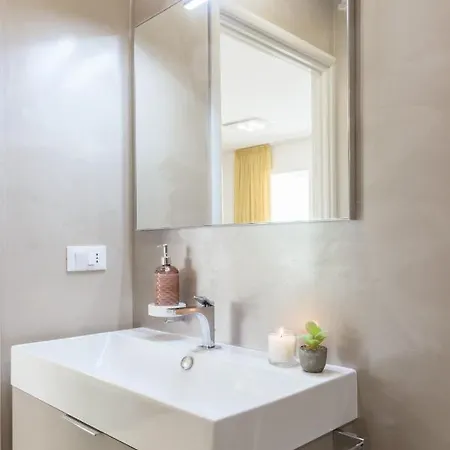 Elena - Two Luxury Suites, Garden & Fast Wi-fi Near The Sea Appartement