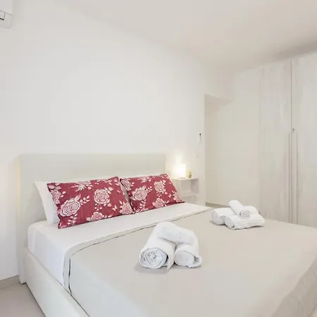 Elena - Two Luxury Suites, Garden & Fast Wi-fi Near The Sea *