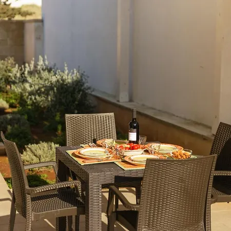 Elena - Two Luxury Suites, Garden & Fast Wi-fi Near The Sea Appartement