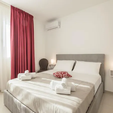 Elena - Two Luxury Suites, Garden & Fast Wi-fi Near The Sea