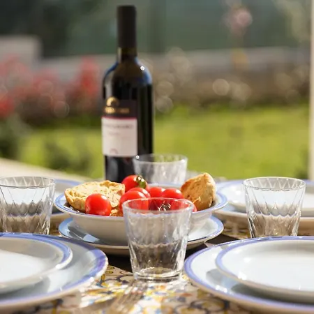 Elena - Two Luxury Suites, Garden & Fast Wi-fi Near The Sea Santa Maria al Bagno