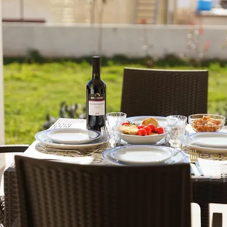 Elena - Two Luxury Suites, Garden & Fast Wi-fi Near The Sea * Santa Maria al Bagno